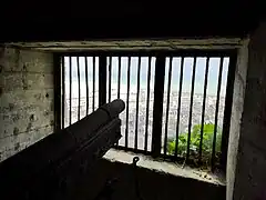 embrasure du canon de 75 mm orienté vers l'entrée du port.