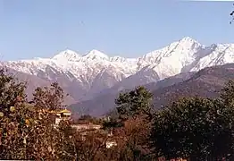 Vue du :Dhauladhar (en) de la chaîne de l'Himalaya à partir de la vallée de Kangra.