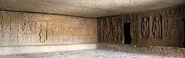 Grotte 90, sculptures des murs arrière et droit.