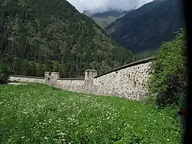 Restes du mur du cloître.