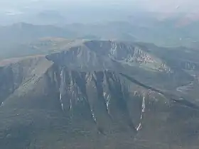 Vue aérienne du mont Katahdin depuis une altitude de 3 000 mètres.
