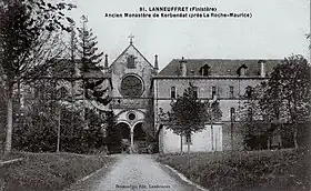 L'entrée de l'ancien monastère de Kerbénéat vers 1925 (carte postale).