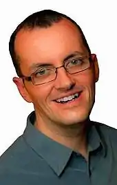 portrait d'un homme jeune avec des lunettes.