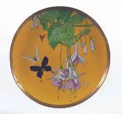 Plat, cuivre doré, émail cloisonné opaque (vers 1895), Khalili Collections (en).