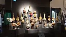 Salle des arts du théâtre et des jeux avec ses masques de Khon figurant des personnages du Ramakien