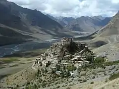 Key Gompa avec la rivière Spiti en arrière-plan.