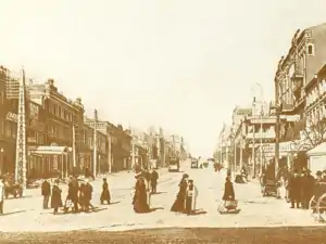 Vue générale de la rue Fundukleevskaya. Sur le côté droit il y a un café François