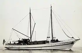 Bateau à deux mâts, battant pavillon américain.