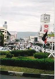 Oginga Odinga street depuis Achieng' Oneko road avec la Clock tower dans le fond.