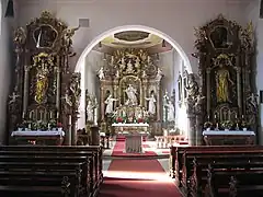 Vue de la nef et de l'autel.