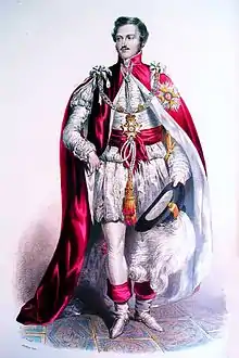 Dessin d'un homme en tenue d'apparat blanche et rouge. Il porte plusieurs colliers et une cape.