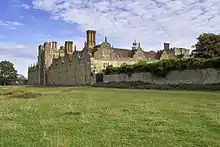 Photo.Façade latérale d'une imposante demeure seigneuriale du XVIIe