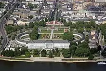 Le palais de l'archevêque.