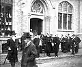 Léopold II quitte l'église provisoire pour la pose de la première pierre de la basilique  (12 octobre 1905).