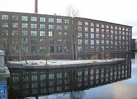 L'île en novembre 2016 après les rénovations, en arrière-plan l'ancien bâtiment de l'usine Finlayson.