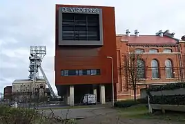 Ecole pour des Adultes dans le bâtiment des machines