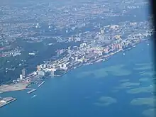 Photographie aérienne d'une ville en bord de mer.