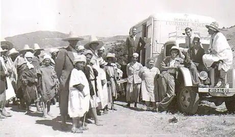 Debout sur le camion Kouadri M'hamed (le poète) qui servait d'interprète et de médecin