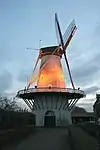 Le moulin à vent "De Lelie" au crépuscule