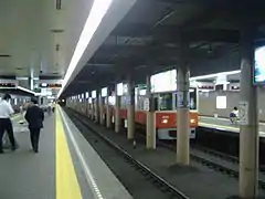Voies et quais sur la ligne JR Kobe.
