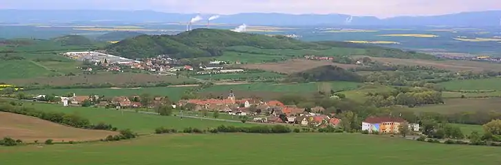 Kozly (premier plan) et Bělušice.