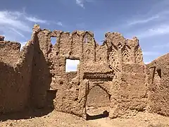 Revers d'une porte monumentale.