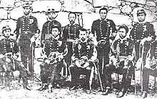 L'armée Kumamoto en 1877 — le Japon au bord de la guerre civile de la fin du XIXe siècle. Ruki Wasashi (3e à gauche) ; Hikari Osawa (1er à gauche)