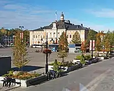 La place et la mairie.
