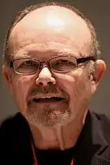 Kurtwood Smith (2010) joue le rôle de M. Perry.