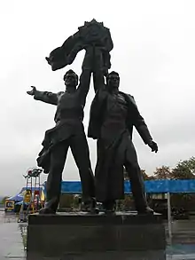 La statue en bronze.