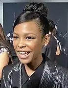 Kyliegh Curran interprète Lénore Usher.