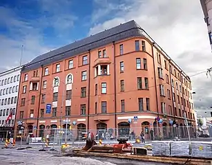 Kymmenenmiehen talo.