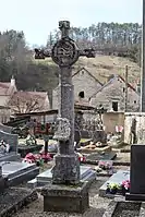 La croix du cimetière.