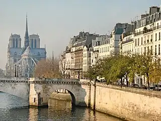 Quai de Béthune, pont de la Tournelle, quai d'Orléans et cathédrale Notre-Dame de Paris.
