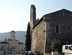 L'église Saint-André et la mairie au fond.
