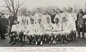 Photographie en noir et blanc de l'équipe, la moitié des joueurs assis au premier rang, l'autre debout à l'arrière.
