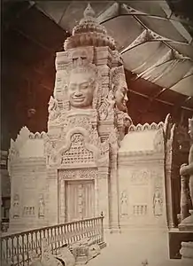 Assemblage de L. Delaporte évoquant le temple du Bayon au musée indochinois du Trocadero (1900-25)Épreuve à l'albumine