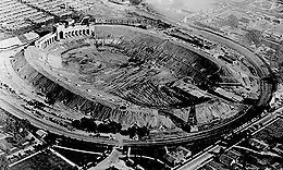 Le Colisée en construction en 1922.