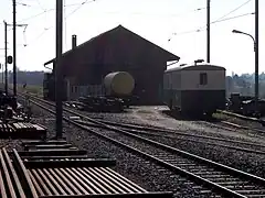 Petite remise de Bercher avec devant stationnés le wagon-citerne X1 et la voiture B 19.