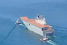 On distingue la porte du radier inondable à l'arrière, en poupe.