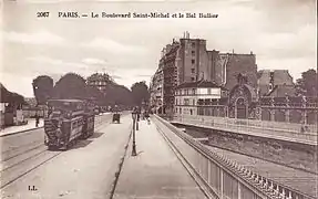 Le haut du boulevard, à la hauteur de la gare de Port-Royal et du bal Bullier, avant la Première Guerre mondiale, et à l'époque des tramways parisiens.