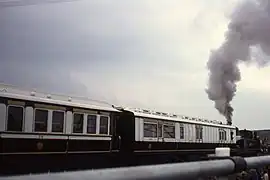 Attelée à deux voitures du LNWR dont une issue du train royal.