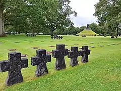 Chacun des 49 carrés est marqué par une rangée de cinq croix alignées de style saxon symbolisant la camaraderie des morts.