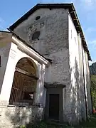 Le porche et la chapelle.