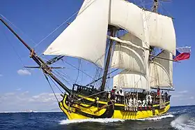 Cliché numérique couleur d'un deux mâts sous voiles.