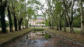 Château derrière le bassin