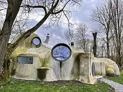 La partie arrière et la sortie secondaire.