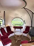 Le coin salon devant le foyer.