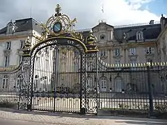 La cour d'honneur et la grille