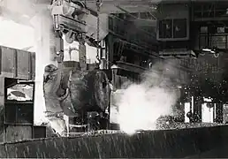 Versée de la fonte dans le convertisseur LWS.